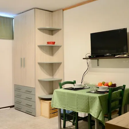 Hostdomus - Grey Mono Apartment Sestriere